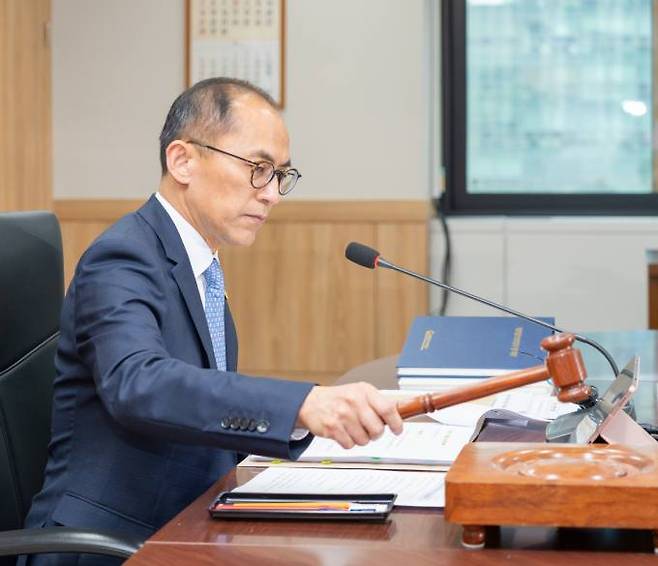 고학수 개인정보보호위원회 위원장이 지난달 24일 오후 서울 종로구 정부서울청사에서 개최된 2024년 제7회 개인정보보호위원회 전체회의에서 의사봉을 두드리고 있다. 개인정보보호위원회