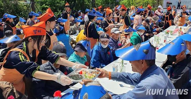 8일 다일공동체가 서울 동대문구 밥퍼나눔운동본부에서 ‘밥퍼와 함께하는 어버이날 효도잔치’를 열었다. 인근 숭인중학교 학생들이 어르신들에게 식사를 전달하고 있다.