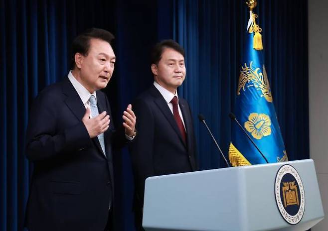 윤석열 대통령이 7일 서울 용산 대통령실 청사에서 신임 민정수석으로 내정한 김주현 전 법무차관을 소개하고 있다. 연합뉴스