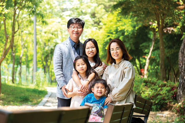 세종중앙교회 교인 가족이 2022년 5월 세종의 한 공원에서 가정의 달 기념 가족사진을 찍고 있다.   세종중앙교회 제공