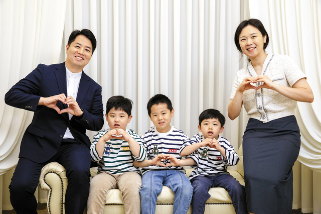 청운교회 교인 가족이 지난 5일 서울 강남구 교회에서 가족사진을 촬영하고 있는 모습.    청운교회 제공