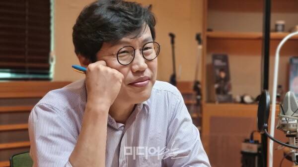 ▲ 지난 2일 서울 상암동 MBC 사옥에서 미디어오늘 인터뷰하고 있는 김준일 평론가. 사진=박서연 기자