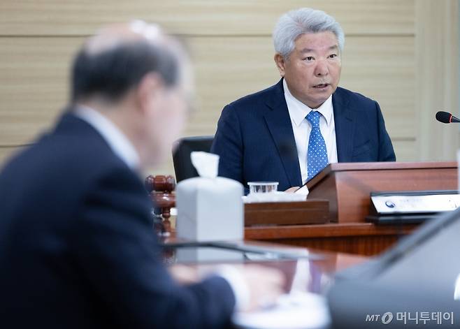 김홍일 방송통신위원회 위원장이 8일 오전 경기도 과천시 방송통신위원회에서 열린 제23차 전체회의를 주재하고 있다. /사진=뉴스1