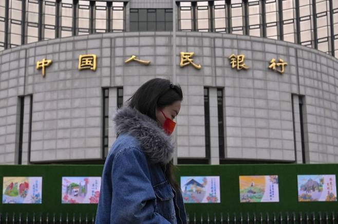 중국 중앙은행인 인민은행 앞에 한 여성이 지나가고 있다. [AP]