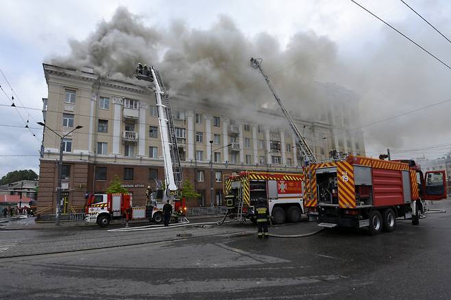 지난 4월 19일(현지시간) 러시아의 미사일 공격을 받은 우크라이나 드니프로의 한 아파트에서 연기가 솟아오르는 모습. 사진은 기사와 직접적 관련 없음. [연합]