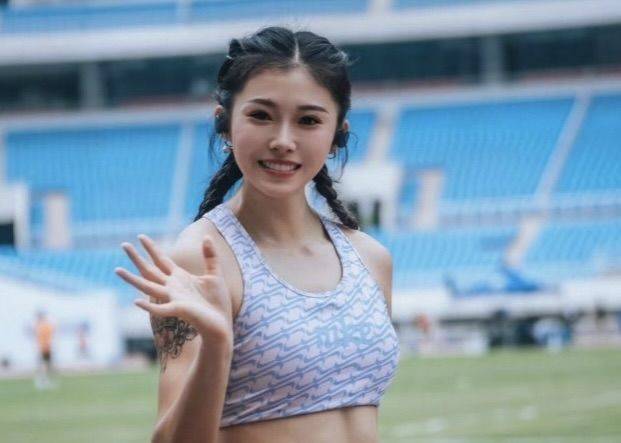 [서울=뉴시스] 중국 육상 스타 우야니가 대회에서 짙은 화장과 노출이 심한 옷을 입고 저조한 기록을 세우자 중국 누리꾼들 사이에서 비난이 이어졌다고 7일(현지시각) 홍콩 사우스차이나모닝포스트(SCMP)가 보도했다. 사진은 우야니의 모습. (사진=VN익스프레스) 2024.5.7 *재판매 및 DB 금지