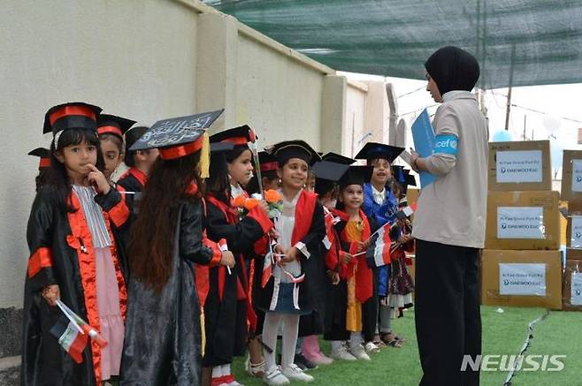[서울=뉴시스] 이라크 Al FAW ECE의 첫 번째 교육 수료 아이들을 위한 졸업식을 진행하고 있다. (사진=대우건설 제공)
