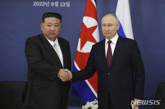 [보스토니치 우주기지(러시아)=AP/뉴시스]블라디미르 푸틴 러시아 대통령(오른쪽)과 김정은 북한 국무위원장이 2023년 9월13일 러시아 동부 블라고베셴스크에서 약 200㎞ 떨어진 치올코프스키시 외곽 보스토치니 우주기지에서 만나 악수하고 있다. 2024.05.08.