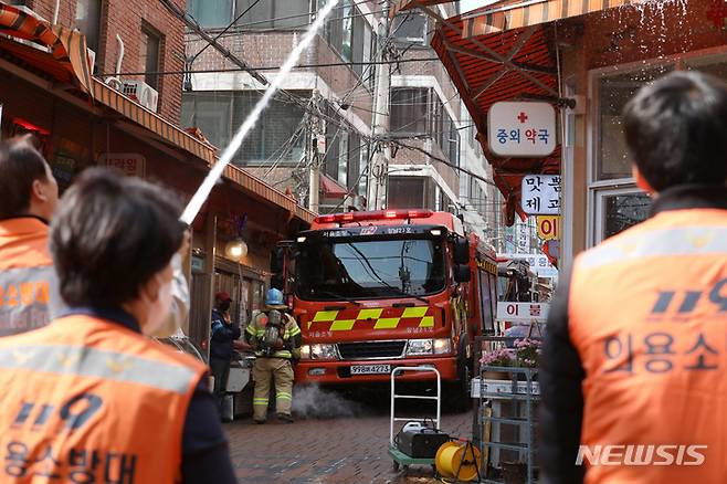 [서울=뉴시스] 조성우 기자 = 지난해 4월7일 오후 서울 강남구 영동전통시장에서 강남구청, 소방, 경찰, 시장 상인회 등이 합동으로 영동시장 화재 대응 훈련을 하고 있다. 2023.04.07. xconfind@newsis.com