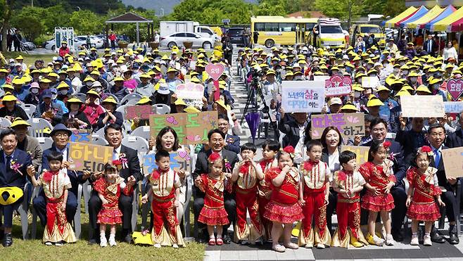 [광주=뉴시스] 8일 오후 북구 효령노인복지타운에서 열린 '제52회 어버이날' 기념행사가 열리고 있다. (사진=광주시청 제공). photo@newsis.com *재판매 및 DB 금지