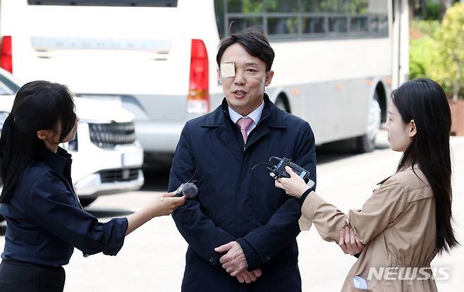 [서울=뉴시스] 추상철 기자 = 이정섭 검사가 8일 오후 서울 종로구 헌법재판소 대심판정에서 열린 자신의 탄핵 사건 변론기일에 출석하며 취재진의 질문에 답변하고 있다. (공동취재) 2024.05.08. photo@newsis.com