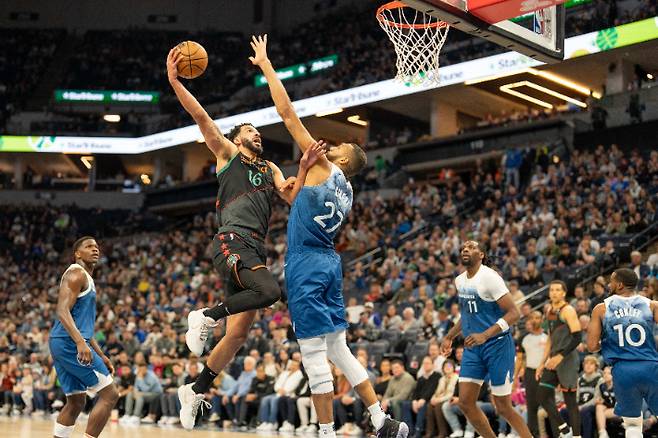 루디 고베어(27번)의 수비 장면. 연합뉴스