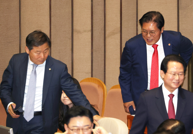 ▲국민의힘 이철규(왼쪽)-송석준 의원이 2일 국회에서 열린 본회의에서 인사를 하고 있다. ⓒ연합뉴스