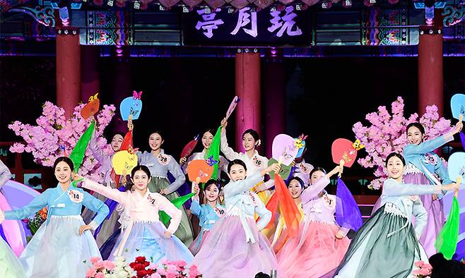 지난 2023년 제93회 춘향제에서 열린 미스춘향 선발대회에서 참가자들이 형형색색의 한복을 입고 단아한 춤을 선보이고 있다.