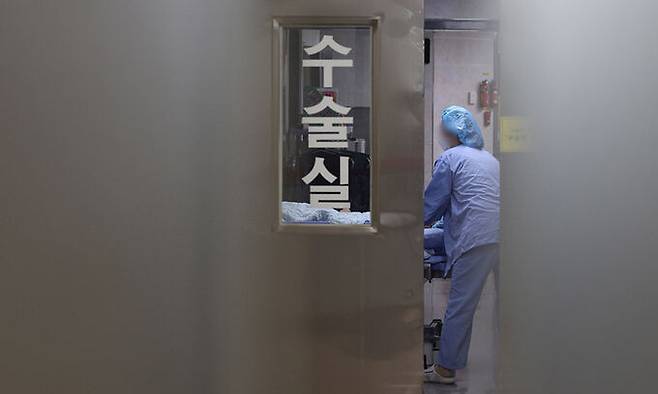 한 2차 병원 수술실에서 의료진이 환자를 옮기고 있다. 연합뉴스