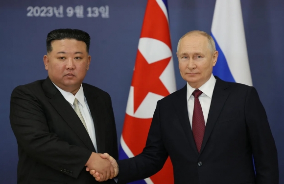 블라디미르 푸틴 러시아 대통령(오른쪽)과 김정은 북한 국무위원장이 2023년 9월13일 러시아 동부 블라고베셴스크에서 약 200㎞ 떨어진 치올코프스키시 외곽 보스토치니 우주기지에서 만나 악수하고 있다. / 사진=AFP 연합뉴스