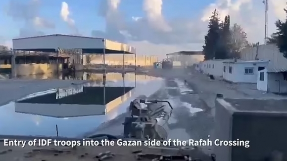 현지시간으로 6일 팔레스타인 가자지구 최남단 라파 지역으로 진입하는 이스라엘 장갑차에서 촬영된 영상 캡처