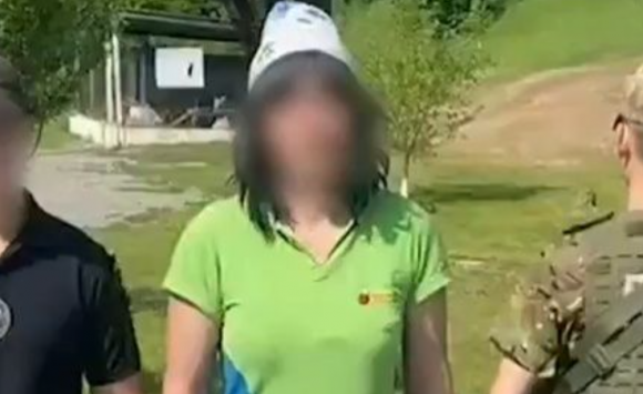 우크라이나 국경수비대가 공개한 영상 캡처. 40대 남성이 여성으로 위장한 채 여동생 여권으로 국경을 넘으려다 체포됐다.