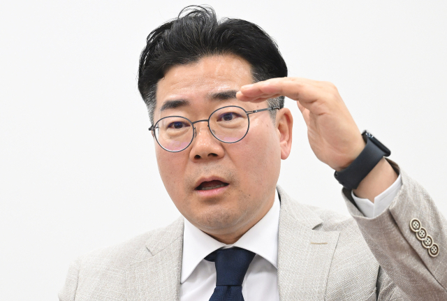 박찬대 더불어민주당 원내대표가 7일 국회 원내대표실에서 서울경제신문과 인터뷰를 하고 있다. 오승현 기자