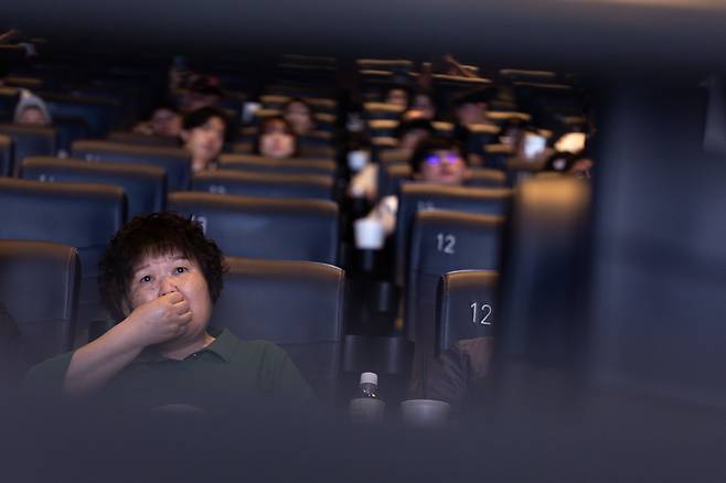 이성희씨가 4월30일 서울 강서구의 한 영화관에서 직접 고른 캐러멜 팝콘을 먹으며 영화 상영을 기다리고 있다. ⓒ시사IN 박미소