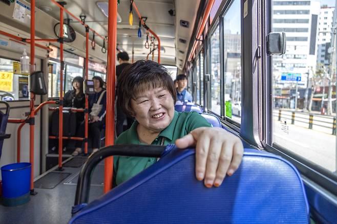 이성희씨가 4월27일 버스를 타고 동네 요가원으로 가고 있다. ⓒ시사IN 박미소