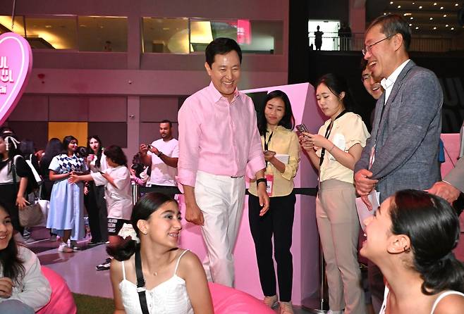 '서울마이소울 인 두바이' 행사장을 찾은 오세훈 서울시장 (두바이=연합뉴스) 6일(현지시간) '서울마이소울 인 두바이' 행사장에서 오세훈 서울시장이 행사장을 찾은 관람객과 대화를 나누고 있다. 2024.5.6 [서울시 제공. 재판매 및 DB 금지]