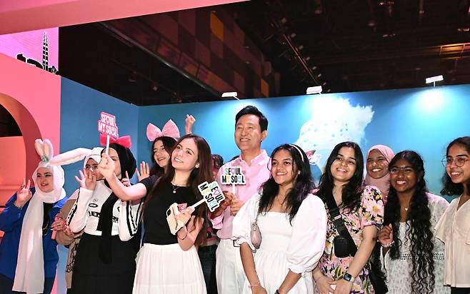 '서울마이소울 인 두바이' 행사장에서 관람객들과 사진 촬영하는 오세훈 서울시장 (두바이=연합뉴스) 6일(현지시간) '서울마이소울 인 두바이' 행사장에서 오세훈 서울시장이 행사장을 찾은 관람객과 사진을 찍고 있다. 2024.5.6 [서울시 제공. 재판매 및 DB 금지]