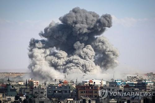 이스라엘 공격으로 검은 연기가 치솟고 있는 가자지구 [AFP=연합뉴스 자료사진. 재판매 및 DB금지]