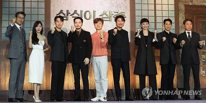 디즈니+ '삼식이 삼촌' 제작발표회 (서울=연합뉴스) 강민지 기자 = 8일 오전 서울 강남구 그랜드 인터컨티넨탈 서울 파르나스에서 열린 디즈니+ 오리지널 시리즈 '삼식이 삼촌' 제작발표회에서 배우들이 포즈를 취하고 있다. 왼쪽부터 유재명, 티파니영, 서현우, 변요한, 신연식 감독, 송강호, 진기주, 오승훈, 주진모.    2024.5.8 mjkang@yna.co.kr