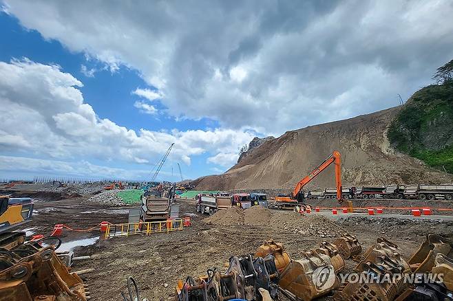 울릉공항 건설현장서 토사 무너져 (울릉=연합뉴스) 8일 오전 경북 울릉군 울릉읍 사동리 울릉공항 건설현장에서 흙더미가 무너지면서 작업자가 매몰돼 당국이 중장비를 동원해 구조작업을 벌이고 있다. 2024.5.8 [독자 제공. 재판매 및 DB 금지] sds123@yna.co.kr