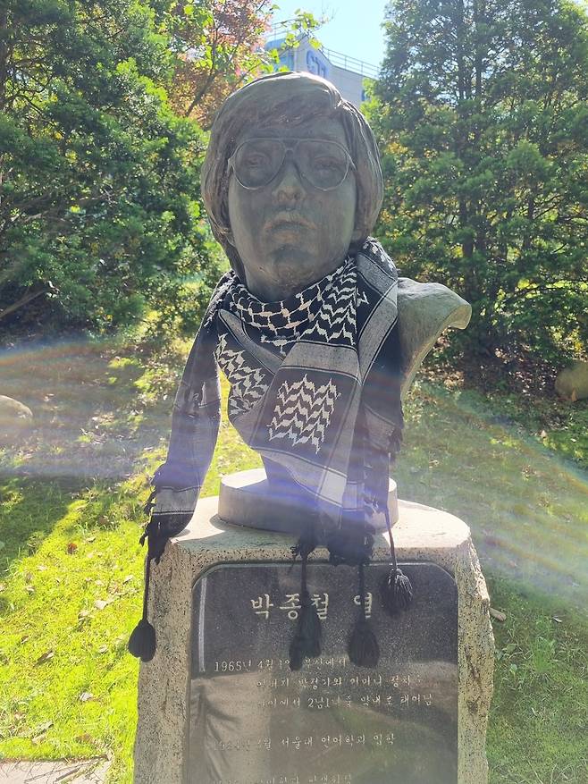 카피예 두른 박종철 열사 흉상 [서울대 팔레스타인 연대 동아리 '수박' 제공. 재판매 및 DB 금지]