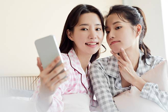 사진에서 좌우가 바꾸면 비대칭을 훨씬 심하게 느낄 수 있다. [사진=클립아트코리아]