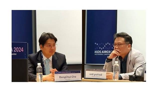 9일 서울 코엑스에서 열린 '바이오코리아 2024'에서 차동철 네이버 헬스케어연구소 의료혁신센터장(왼쪽)과 신수용 카카오헬스케어 선행기술연구소장이 생성형 AI의 의료분야 활용에 대해 발언하고 있다. 사진=장자원 기자