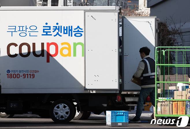 서울 시내의 쿠팡 캠프에서 배송 기사들이 배송준비 작업을 하고 있다. 2020.3.16/뉴스1 ⓒ News1 이재명 기자