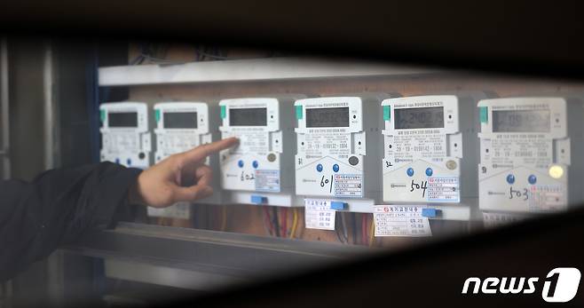 서울 시내 한 오피스텔에서 관리인이 전기계량기를 살펴보고 있다. 2024.2.19/뉴스1 ⓒ News1 김성진 기자