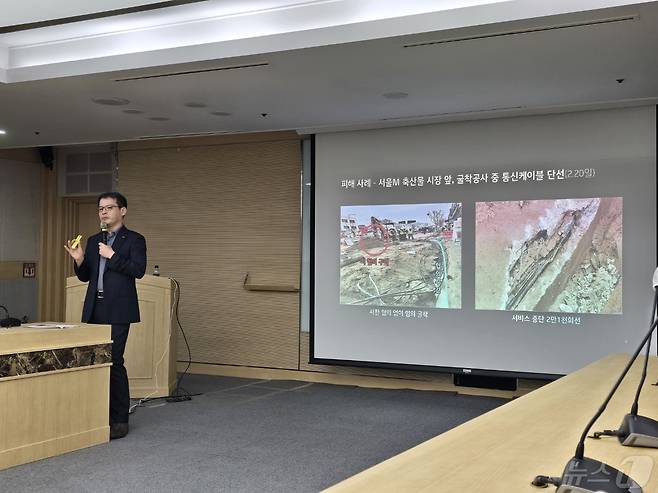 송창석 KT 인프라기술담당 상무가 9일 서울 KT연구개발센터에서 열린 '네트워크 솔루션 설명회'에서 지능형 통신케이블 보호시스템을 설명하고 있다.