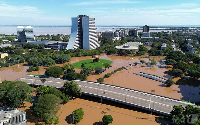 브라질 최남단 히우그란지두술주에서 발생한 홍수로 7일 포르토 알레그레시 중심부가 물에 완전히 잠겨 있다. @ 로이터=뉴스1 ⓒ News1 박형기 기자