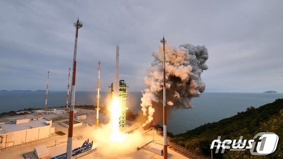 한국형 우주발사체 누리호(KSLV-Ⅱ)가 지난해 5월 전남 고흥군 나로우주센터에서 발사되고 있다. (항공우주연구원 제공)/뉴스1