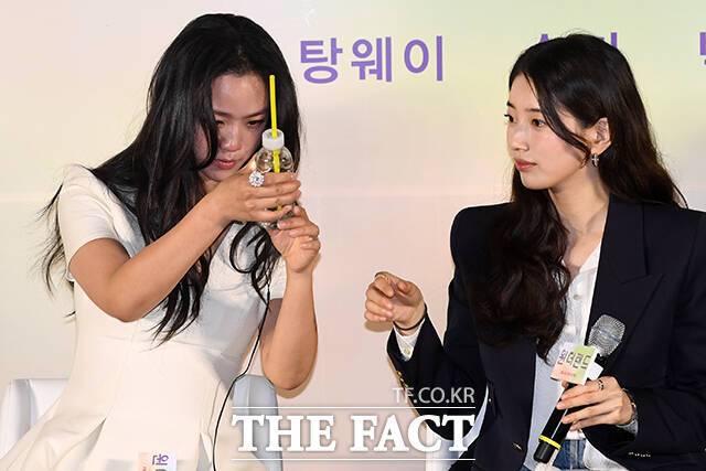 마신 물도 꼼꼼히 살피는 탕웨이.