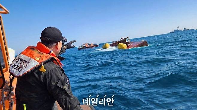 김종욱 해양경찰청장이 지난 3월 9일 경남 통영시 욕지도 남방 37해리 해상에서 전복된 선박 구조 현장을 찾아 상황 지휘하고 있다. ⓒ뉴시스