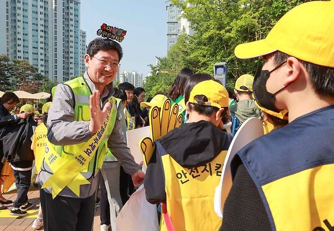 이상일 용인특례시장이 9일 용인백현초등학교 앞에서 학생들의 안전을 위한 활동을 하고 있다. ⓒ용인시 제공