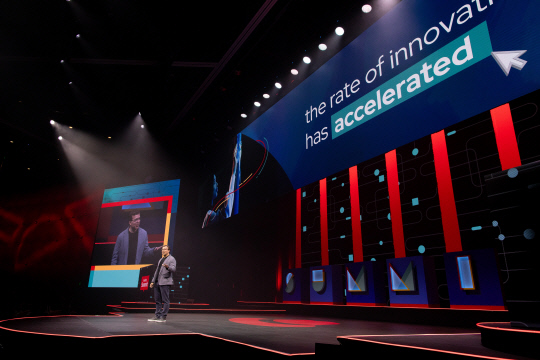 맷 힉스 레드햇 CEO가 레드햇 서밋 2024에서 키노트 발표를 하고 있다. 레드햇 제공