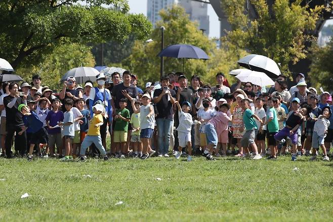 '2023 한강 종이비행기 축제'에 참가한 어린이들이 종이 비행기를 날리고 있다. 자료사진=뉴스1