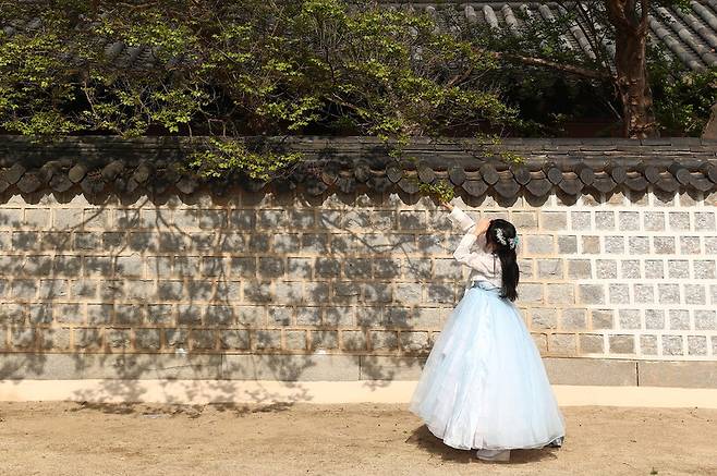 전주을 찾은 여행객이 한복을 빌려 입고 사진을 찍고 있다. 박미향 기자