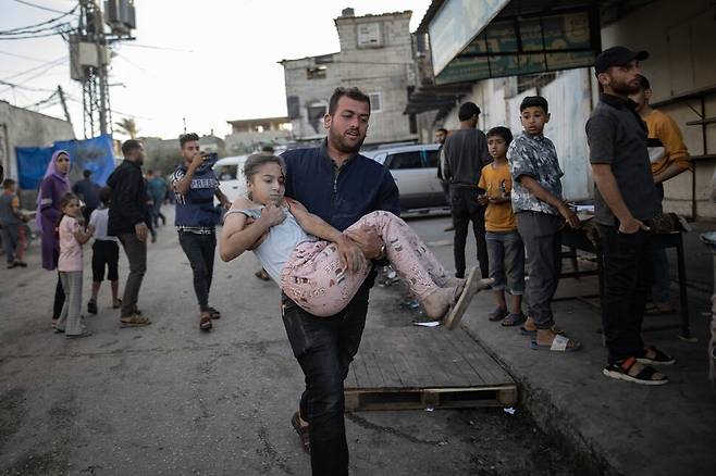 8일(현지시각) 팔레스타인 가자 지구 최남단 라파흐에 대한 이스라엘의 공격이 이어지는 가운데 한 팔레스타인 어린이가 폭격으로 다쳐 인근 쿠와이티 병원으로 옮겨지고 있다. EPA 연합뉴스