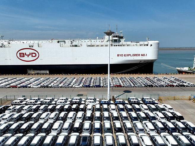 지난달 25일 중국 장쑤성 롄윈강 항구에서 브라질로 수출되는 중국산 비야디(BYD) 전기차가 화물선에 실리기 위해 대기하고 있다. 롄윈강/로이터 연합뉴스