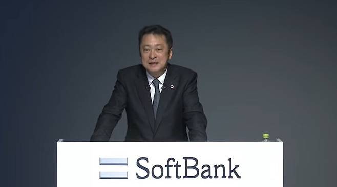 미야카와 준이치 소프트뱅크 최고경영자(CEO)가 9일 결산설명회에서 라인야후의 지분 매각 협상과 관련해 설명을 하고 있다. 유튜브 갈무리