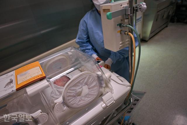지난 3월 14일 분당서울대병원 수술실에서 제왕절개 수술로 태어난 신생아가 신생아집중치료실로 이동하고 있다. 정다빈 기자