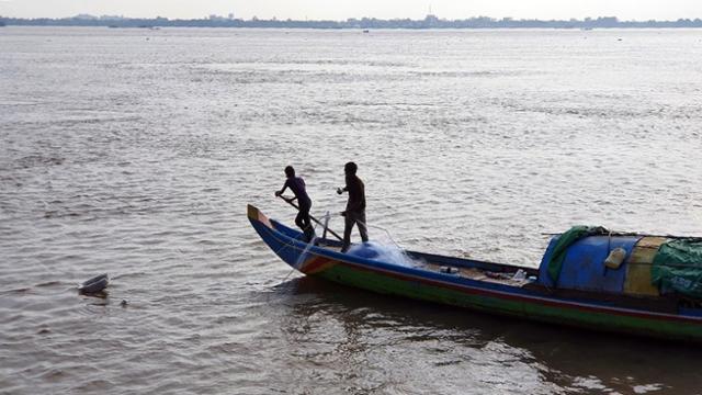 2022년 11월 캄보디아 프놈펜을 따라 흐르는 메콩강에서 어민들이 물고기를 잡고 있다. 프놈펜=허경주 특파원