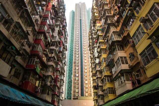 홍콩의 부동산 시장 침체가 심상치 않다. 미국발 고금리, 중국의 통제 등으로 인해 다국적 기업들이 빠져나간 탓이 크다. 사진은 홍콩의 한 초고층 아파트. 게티이미지뱅크